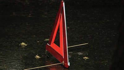 На Чернігівщині «ВАЗ» злетів у кювет, де зіткнувся з тракторним причепом