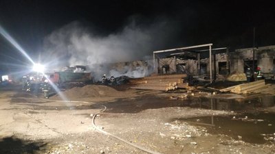 На Харківщині горіли два деревообробних підприємства: гасили усю ніч На Харківщині горіли два деревообробних підприємства: гасили усю ніч