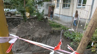 Купа землі та яма під під'їздом: у Черкасах місяць триває ремонт пориву тепломережі