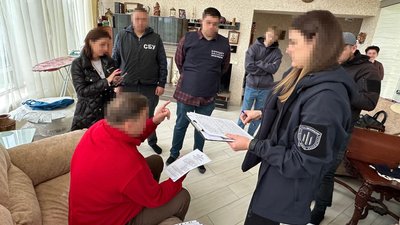 Правоохоронці та підозрювані