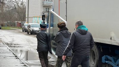 У Каневі замінюють вікна в пошкоджених багатоповерхівках