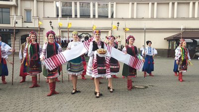 Гуцулка і гопак: у центрі Ужгорода танцювали студенти Закарпаття і Харківщини