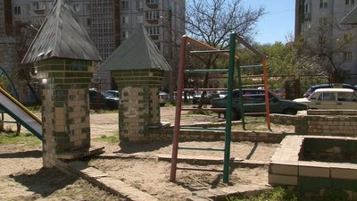 На дитячому майданчику відвалюється плитка, валяється сміття та розбите скло