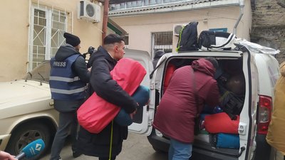Ліки, продукти, спальні мішки: до Одеси зі Львова приїхала гуманітарна допомога Ліки, продукти, спальні мішки: до Одеси зі Львова приїхала гуманітарна допомога