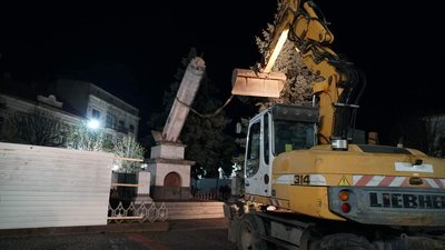 У Мукачеві демонтували радянський монумент — обеліск