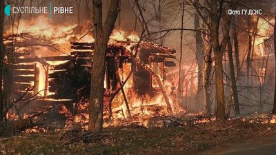 Рівненським рятувальникам, які гасять чорнобильські ліси, видають дозиметри Рівненським рятувальникам, які гасять чорнобильські ліси, видають дозиметри