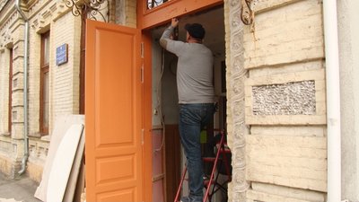 Двері черкаської музичної школи повернулись після реставрації в Івано-Франківську Двері черкаської музичної школи повернулись після реставрації в Івано-Франківську