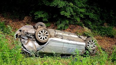 "З'їхав у к'ювет". На Вінниччині у ДТП травмувалась жінка та її дворічний син "З'їхав у к'ювет". На Вінниччині у ДТП травмувалась жінка та її дворічний син