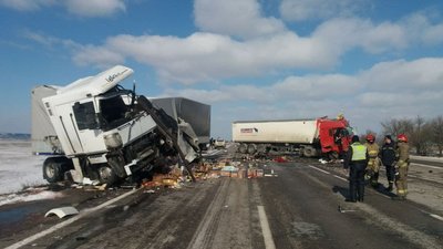 На трасі Київ – Одеса зіткнулися дві вантажівки: є загиблі