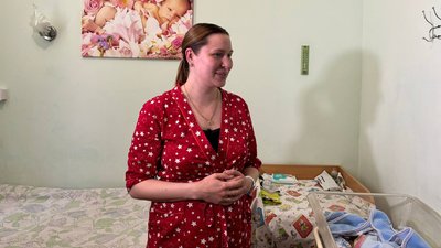 Житомирські медики подарували вишиванки новонародженим та їх мамам