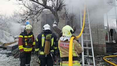 У Запоріжжі горів приватний будинок: врятували чоловіка У Запоріжжі горів приватний будинок: врятували чоловіка