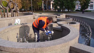 Цьогоріч у Полтаві готувати фонтани до зими почали раніше Цьогоріч у Полтаві готувати фонтани до зими почали раніше