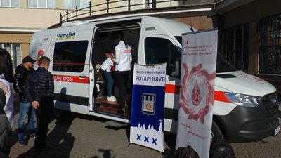 В Івано-Франківську запрацював перший в Україні мобільний пункт забору крові В Івано-Франківську запрацював перший в Україні мобільний пункт забору крові
