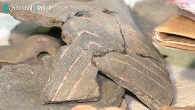 Науковець показав, як докупи склеюють знайдене на розкопках Науковець показав, як докупи склеюють знайдене на розкопках