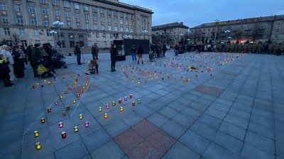 "Тато захищав нас, та не повернувся, як і багато інших": у Черкасах влаштували перфоманс "Тато захищав нас, та не повернувся, як і багато інших": у Черкасах влаштували перфоманс