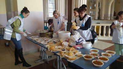 100 порцій борщу, салату та голубців: як годують евакуйованих на Одеському вокзалі. ВІДЕО