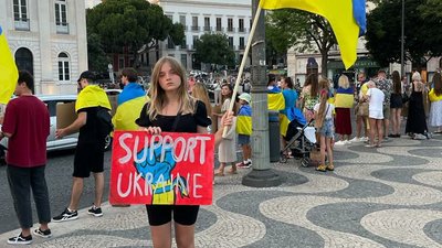 Дівчина з Нової Каховки малює плакати для мітингів на підтримку України у Лісабоні