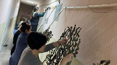 На Закарпатті плетуть маскувальні сітки та збирають допомогу для військових На Закарпатті плетуть маскувальні сітки та збирають допомогу для військових