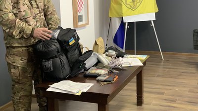 Із власного досвіду: в Тернополі військові вчили, як зібрати наплічник для евакуації Із власного досвіду: в Тернополі військові вчили, як зібрати наплічник для евакуації