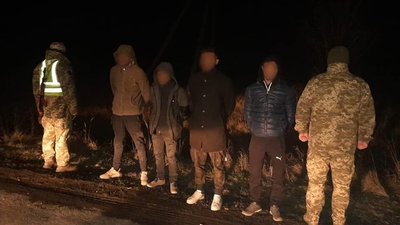 Чотирьох чоловіків затримали поблизу кордону зі Словаччиною Чотирьох чоловіків затримали поблизу кордону зі Словаччиною