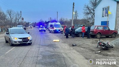 На Одещині зіштовхнулись мопед та автомобіль: пасажир двоколісного потрапив у лікарню