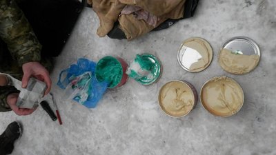 У КПВВ на Донеччині в легковику знайшли вибухівку. ФОТО У КПВВ на Донеччині в легковику знайшли вибухівку. ФОТО