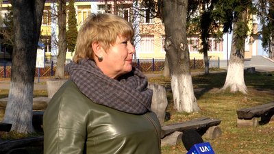 На Житомирщині просто неба діє імпровізована галерея зі скляних вітражів На Житомирщині просто неба діє імпровізована галерея зі скляних вітражів