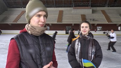 Прапор на льодовій арені. Діти-переселенці у Дніпрі відзначили День Соборності України Прапор на льодовій арені. Діти-переселенці у Дніпрі відзначили День Соборності України