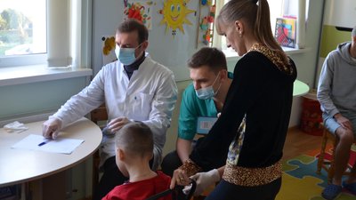 Викладачі медуніверситету обстежили дітей у "Домі милосердя"