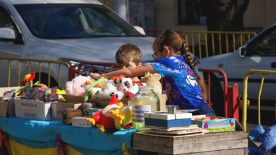 Продають іграшки: одеські школярі зібрали майже сім тисяч гривень для ЗСУ та переселенців. ВІДЕО Продають іграшки: одеські школярі зібрали майже сім тисяч гривень для ЗСУ та переселенців. ВІДЕО