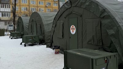 Наметове містечко для обігріву жителів