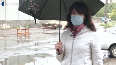 Квартири без вікон: у Черкасах перед багатоповерхівкою зводять 10-метрову стіну Квартири без вікон: у Черкасах перед багатоповерхівкою зводять 10-метрову стіну