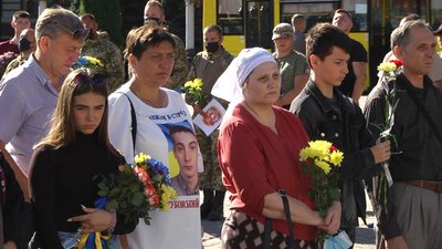 Хмельничани вшанували пам'ять полеглих на Сході воїнів. Фото: Суспільне Поділля Хмельничани вшанували пам'ять полеглих на Сході воїнів. Фото: Суспільне Поділля