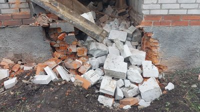 "Як грохнуло — мене кинуло": наслідки обстрілів прикордоння Сумщини "Як грохнуло — мене кинуло": наслідки обстрілів прикордоння Сумщини