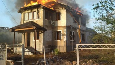 Російські військові обстріляли Баштанку, що на Миколаївщині. Загорівся житловий будинок
