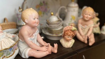У кожної — свій вираз обличчя, колір очей та волосся: у Вінниці експонують порцелянові ляльки 19-20 століття У кожної — свій вираз обличчя, колір очей та волосся: у Вінниці експонують порцелянові ляльки 19-20 століття