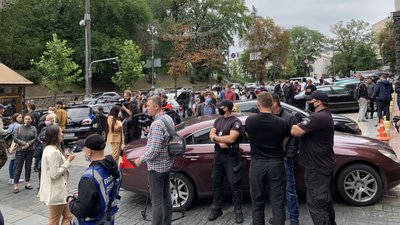 Біля Кабміну мітингують працівники туризму та розважальних закладів Біля Кабміну мітингують працівники туризму та розважальних закладів