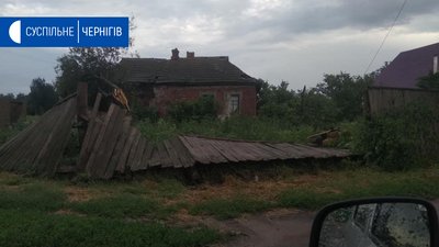 Негода на Чернігівщині: 20 сіл без світла, в Ковпиті вітер зривав дахи Негода на Чернігівщині: 20 сіл без світла, в Ковпиті вітер зривав дахи