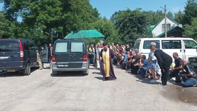Люди зустрічають тіла загиблих бійців на колінах Люди зустрічають тіла загиблих бійців на колінах