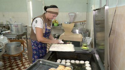 Мама ліцеїста Ірина Хорова, яка працює на кухні