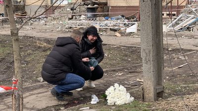 Втратила матір. Донька загиблої внаслідок удару по Кривому Рогу прийшла на місце трагедії