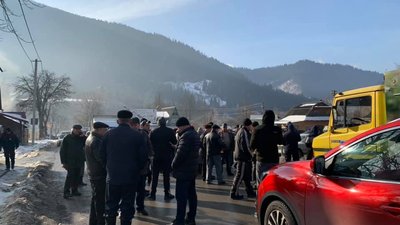 Жителі Верхнього Ясенова перекривали дорогу - хочуть у Верховинську ОТГ