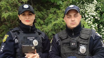Патрульні Михайло Круцько та Олеся Слюсарчук , які допомогли жінці Патрульні Михайло Круцько та Олеся Слюсарчук , які допомогли жінці