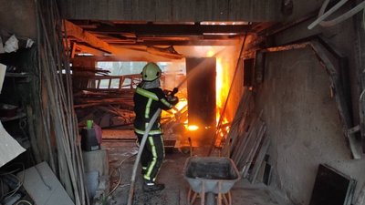 Дві пожежі за дві години погасили пожежники на Закарпатті Дві пожежі за дві години погасили пожежники на Закарпатті
