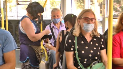 Кондуктор Інна каже, що не всі пасажири охоче користуються е-квитками. Фото: Суспільне Поділля