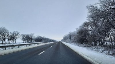 Дороги Дніпропетровщини — проїзні, через погіршення погоди їх обробляють протиожеледною сумішшю