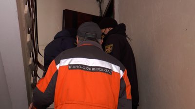 Франківські рятувальники та газовики пояснювали пенсіонерам, як вберегтися від пожеж Франківські рятувальники та газовики пояснювали пенсіонерам, як вберегтися від пожеж