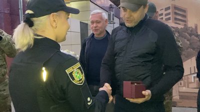 Харківську поліцейську, яка на Салтівці тримала за руку батька загиблого сина, нагородив міністр Харківську поліцейську, яка на Салтівці тримала за руку батька загиблого сина, нагородив міністр