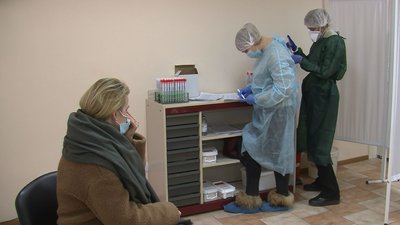 "Люди з температурою стоять по декілька годин". У Луцьку – черги для здачі ПЛР-тесту на COVID-19 "Люди з температурою стоять по декілька годин". У Луцьку – черги для здачі ПЛР-тесту на COVID-19