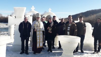 На Франківщині у селі Саджавка місцеві жителі спорудили льодове містечко На Франківщині у селі Саджавка місцеві жителі спорудили льодове містечко